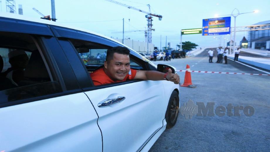 Wan Amir Asyraf dari Kampung Kubang Jela, Manir menjadi pemandu terawal melalui Jambatan Angkat.  