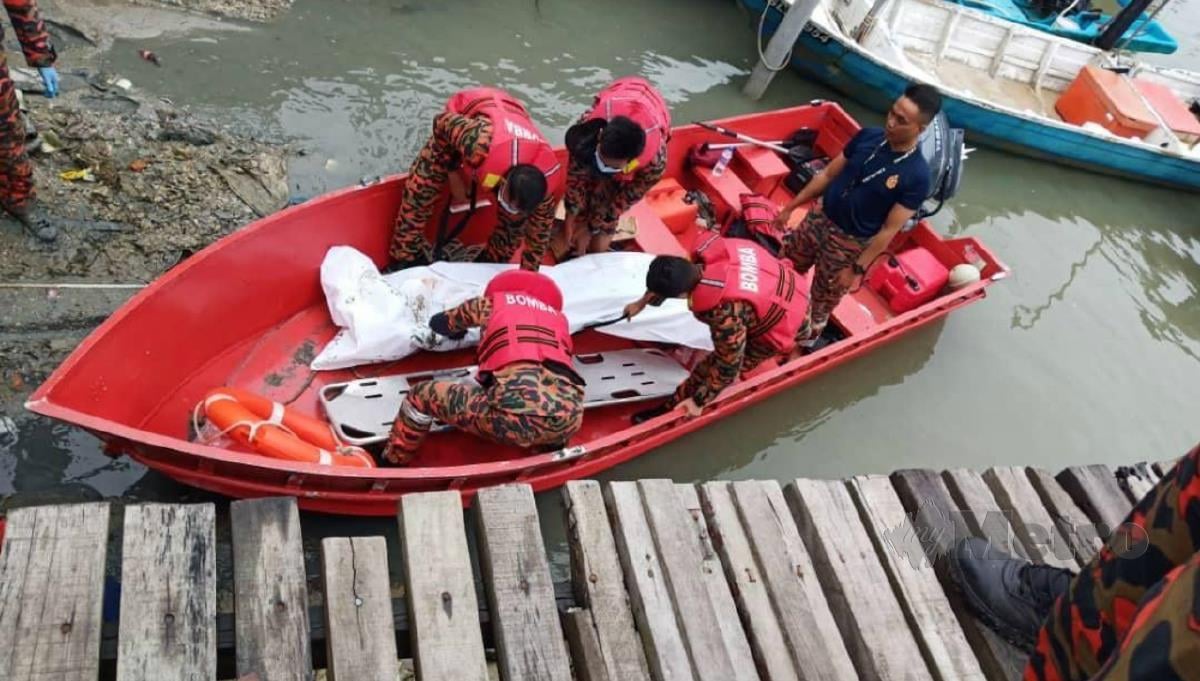ANGGOTA bomba membawa mayat mangsa lemas ke Jeti Nelayan Sungai Pulai, hari ini. FOTO ihsan bomba.