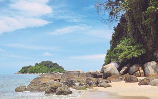 KEINDAHAN pantai di Pulau Pangkor memberikan ketenangan kepada pengunjung dengan suasana damai.