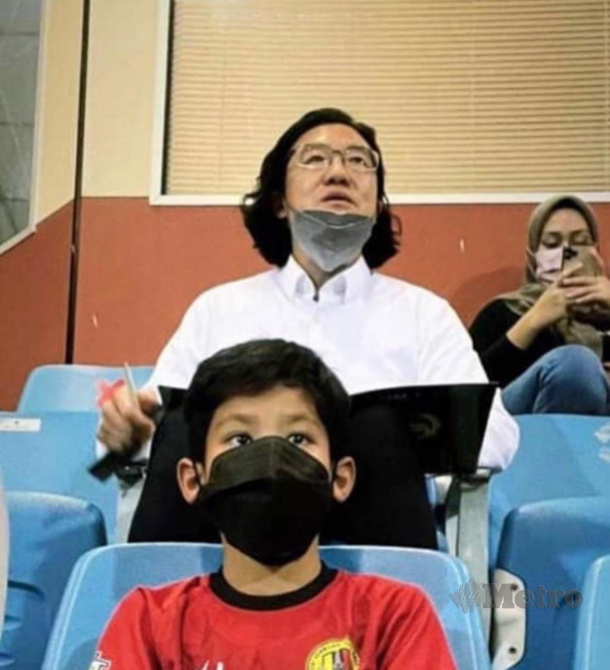 GAMBAR jurulatih negara, Kim Pan-gon yang viral di laman sosial dikatakan berada di Stadium Paroi ketika aksi Liga Super antara Negeri Sembilan FC menentang PJ City, Sabtu lalu. -FOTO Facebook