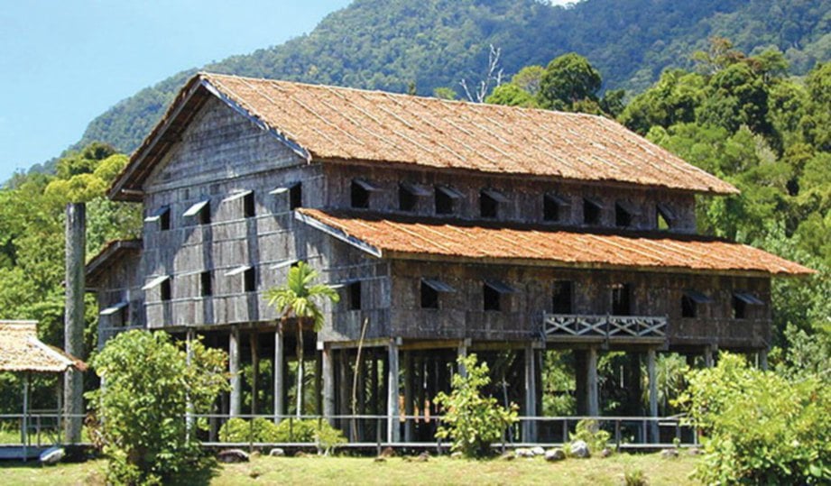 KEUNIKAN rumah panjang Bidayuh Sarawak.