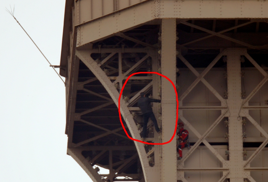 MENARA Eiffel terpaksa ditutup gara-gara seorang lelaki memanjat sehingga ke tingkat dua.
