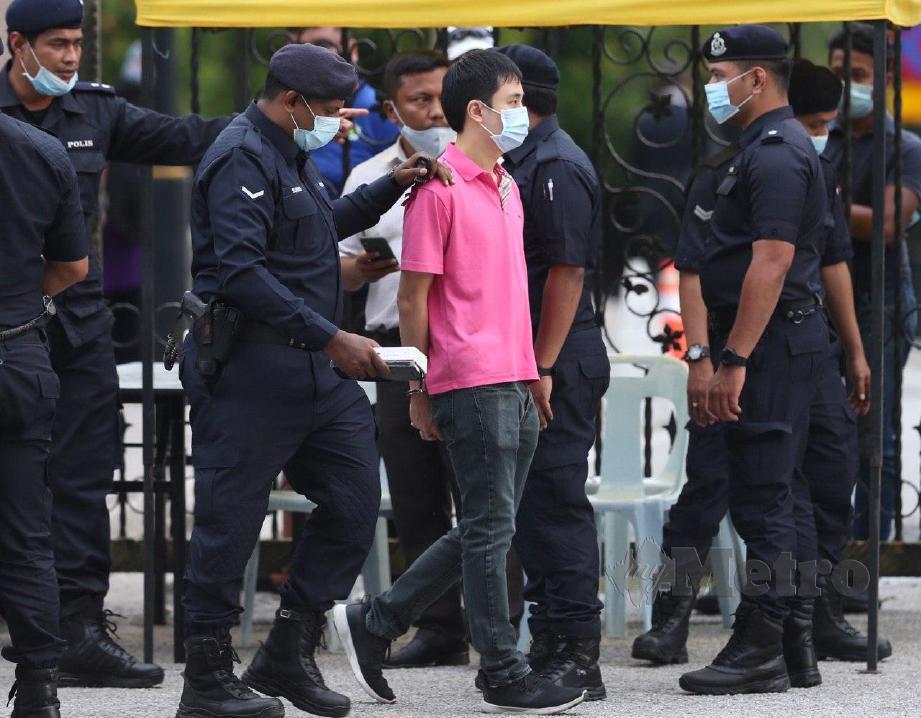 SEORANG lelaki ditahan anggota polis selepas memanjat pagar untuk memasuki kawasan Kompleks Mahkamah Kuala Lumpur. FOTO Mohamad Shahril Badri Saali