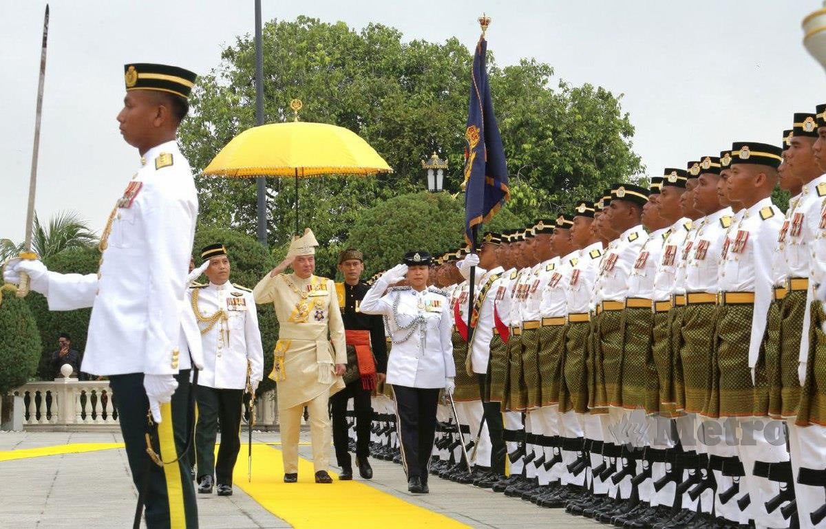 SULTAN Nazrin berkenaan memeriksa Kawalan Kehormatananji Panji sempena Sambutan Rasmi Ulangtahun Hari Keputeraan Baginda yang ke-67 di Istana Iskandariah Kuala Kangsar.  FOTO L Manimaran