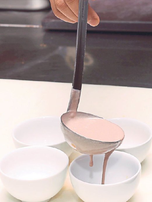 5. TUANG adunan panna cotta ke dalam mangkuk yang berisi karamel gula.