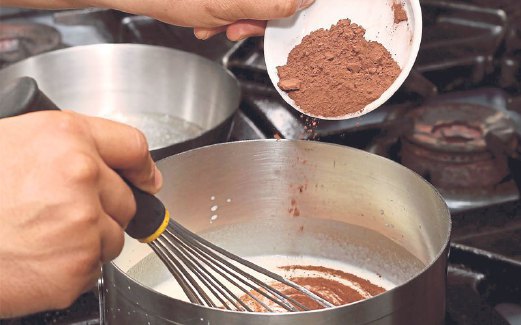 4. MASUKKAN campuran panna cotta, coklat, serbuk koko, gelatin dan kacau rata.
