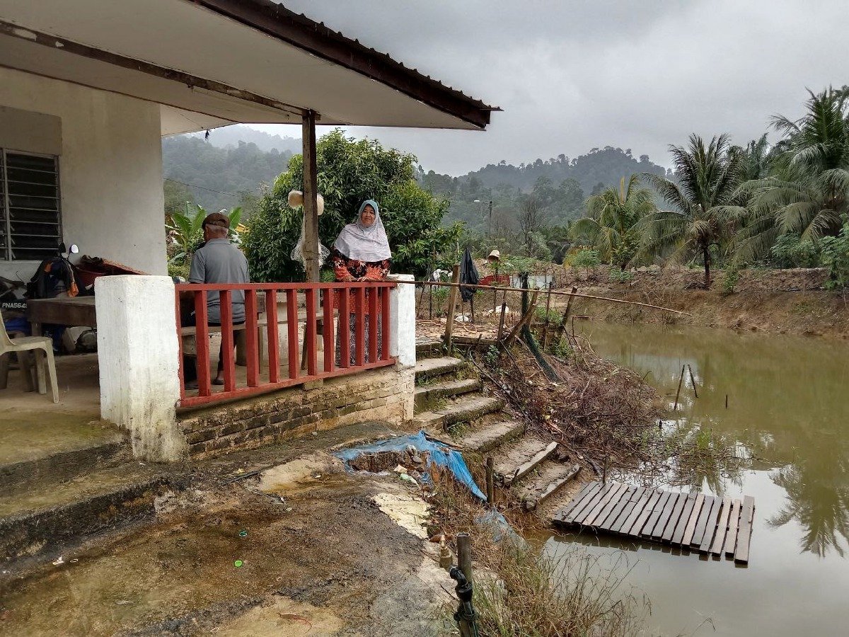 KOLAM pancing yang dibina dekat   beranda yang menghubungkan dapur rumah turut menjadi tempat istirahat Mamat sekeluarga.