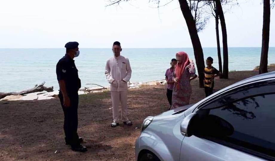 SEGELINTIR masyarakat yang dikesan melepak di kawasan Pantai Teluk Lipat pada hari pertama Aidilfitri . FOTO Ihsan FB Polis