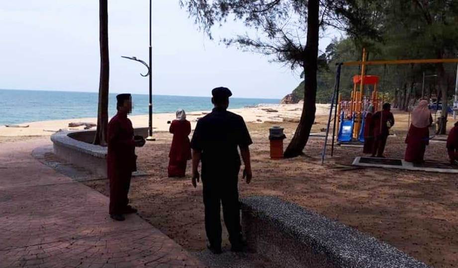 POLIS memberi nasihat dan meminta mereka beredar dari kawasan Pantai Teluk Lipat tanpa mengenakan sebarang kompaun. FOTO Ihsan FB Polis