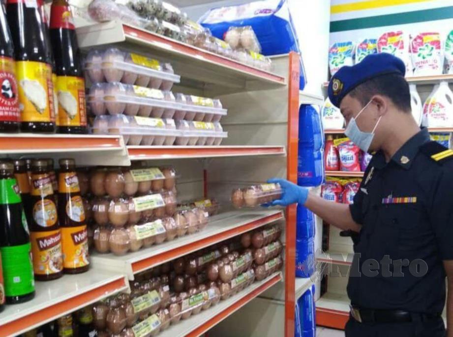 ANGGOTA penguat kuasa KPDNHEP Melaka melakukan pemantauan harga barangan di sebuah pasaraya. FOTO AMIR MAMAT