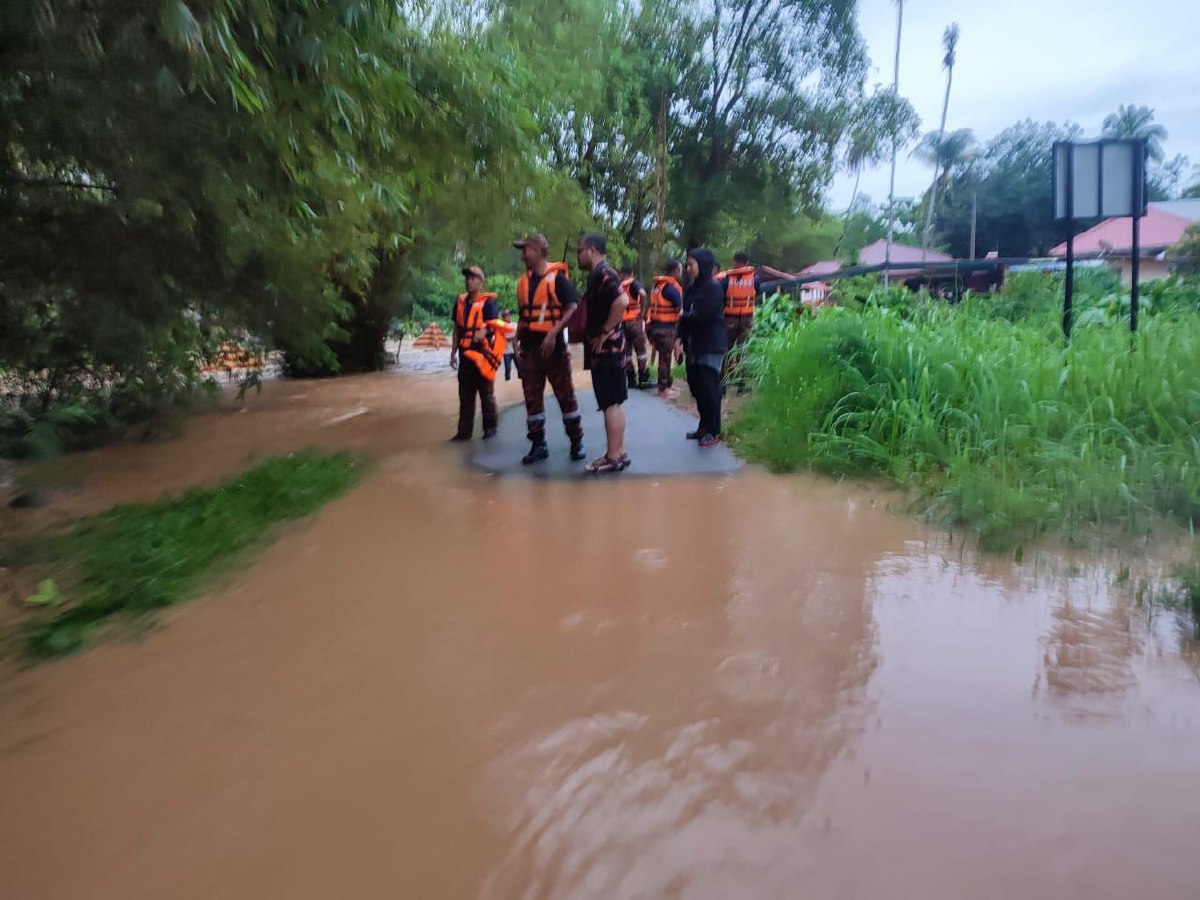 Anggota bomba melakukan pemantauan di kawasan yang dilanda banjir kilat berdekatan sebuah chalet. FOTO IHSAN BOMBA