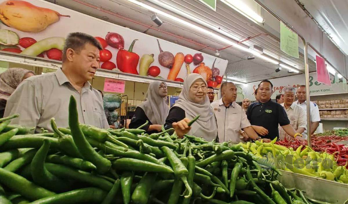 FUZIAH (tengah) ketika meninjau harga barang di sebuah pasar raya di Kuantan. FOTO T.N Alagesh