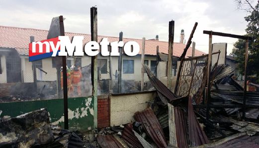 Dua rumah yang terbakar di Jalan Gombak Batu 4, Kampung Sungai Merali, pagi tadi. FOTO ihsan bomba