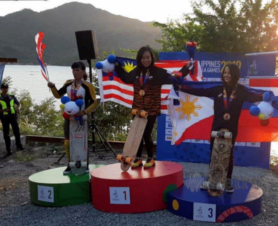 Atlet Malaysia, Grace Wong (tengah) berjaya merangkul pingat emas dalam acara papan selaju kategori downhill Sukan Sea Filipina tahun lalu. 