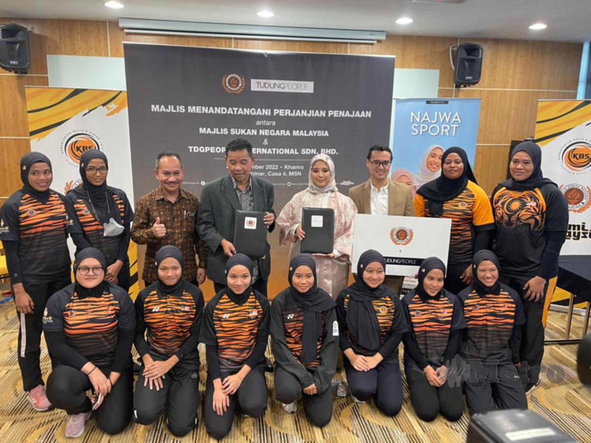 AHMAD Shapawi bergambar selepas Majlis Menandatangani Perjanjian Penajaan MSN dan Tudungpeople International Sdn Bhd. FOTO Syazwan Msar