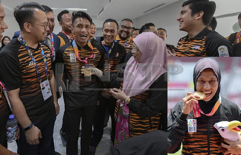TIMBALAN Perdana Menteri Datuk Seri Dr Wan Azizah Wan Ismail beramah mesra bersama Nasharuddin yang memenangi pingat emas di Gelora Bung Karno Istora. FOTO/BERNAMA 