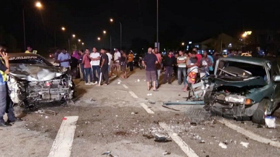 Kemalangan membabitkan empat kenderaan di Kilometer 13.5 Jalan Ipoh-Lumut berhampiran simpang ke Batu Gajah Perdana. FOTO Ihsan Bomba