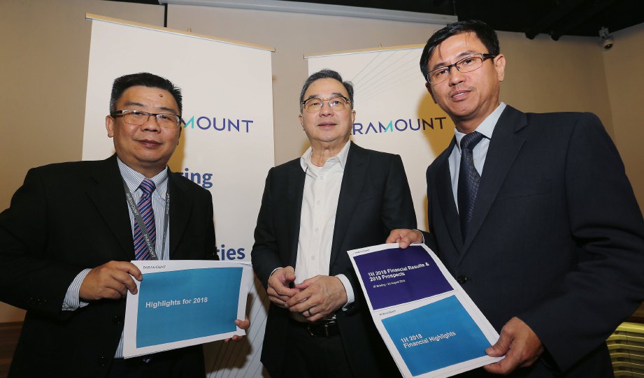 DARI kiri, Ketua Pegawai Kewangan Paramount Corporation, Foong Poh Seng, Pengerusi & Pengarah Eksekutif, Datuk Teo Chiang Quan dan Chew pada taklimat prestasi enam bulan pertama dan unjuran separuh kedua 2018 Paramount, semalam. 