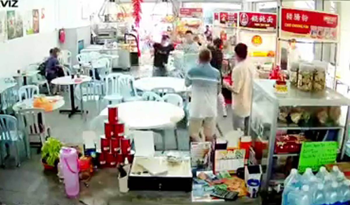 TANGKAP layar rakaman kamera litar tertutup (CCTV) menunjukkan dua lelaki bersenjatakan parang menetak tangan lelaki di restoran di Taman Segar Perdana, Cheras.