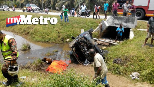 Perodua Alza terbabas ke dalam parot menyebabkan seorang wanita terbunuh. FOTO ihsan bomba.