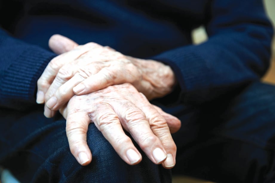 KEBIASAANNYA, pesakit Parkinson menunjukkan gejala tangan, kaki atau badan menggeletar.
