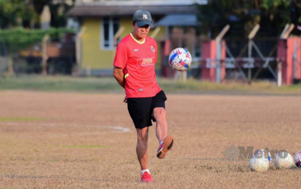 JAEHONG mahu mengelak pemain KDN FC tercedera apabila menentang TFC di Stadium Sultan Mizan Zainal Abidin, Kuala Terengganu, malam ini. FOTO KDN FC 