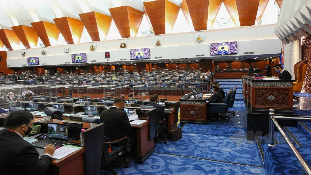 YANG Dipertua Dewan Rakyat, Datuk Azhar Azizan Harun memulakan Mesyuarat Ketiga, Penggal Ketiga, Parlimen Keempat Belas di Dewan Rakyat, Bangunan Parlimen. FOTO AIZUDDIN SAAD