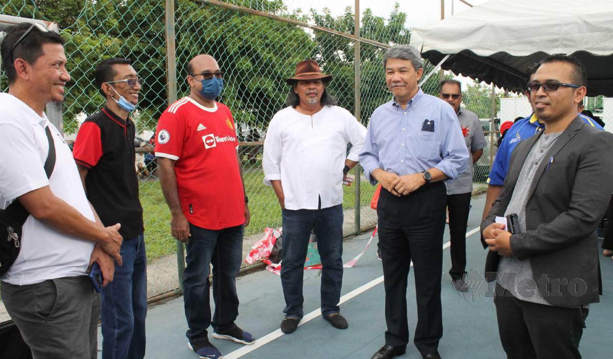 MOHAMAD (dua dari kanan) beramah mesra dengan penduduk selepas merasmikan Mini Ekspo Keselamatan dan Kesihatan Sempena Sambutan Hari Malaysia 2022 di Gelanggang Bola Keranjang, Taman Elvina Hijayu 3B, Bandar Sri Sendayan. FOTO Mohd Amin Jalil