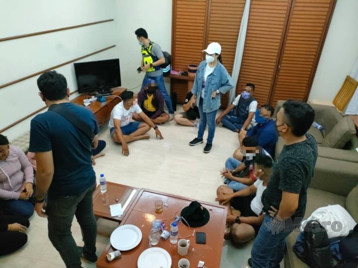 DUA anggota polis antara 14 individu yang ditahan selepas didapati menyertai parti liar di sebuah residensi mewah di Changkat Raja Chulan, kelmarin. FOTO ihsan polis 