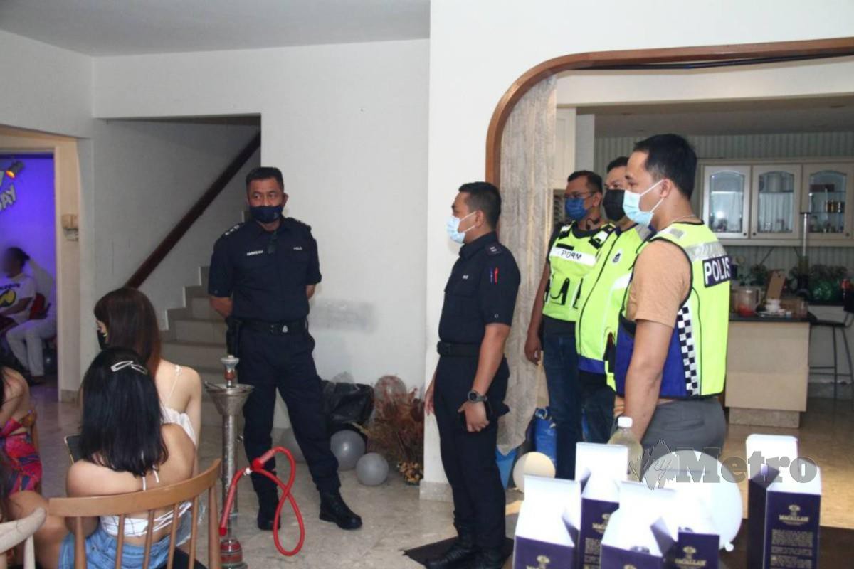 ANGGOTA polis menjalankan pemeriksaan di sebuah rumah di Bukit Damansara selepas menerima aduan pelanggaran SOP. FOTO ihsan polis 