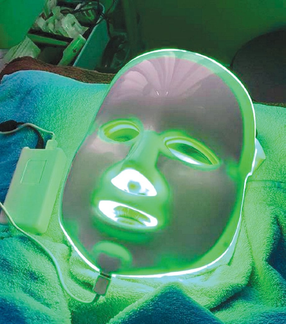 8. TOPENG LED dipakaikan ke wajah selepas prosedur dermapen selama 15 minit.