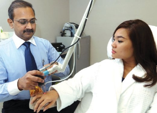 DR A Ananda menunjukkan kaedah rawatan laser untuk masalah keloid. 
