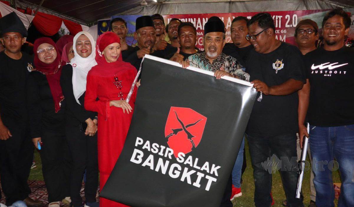 TAJUDDIN (tengah) melancarkan NGO Pasir Salak Bangkit pada Himpunan Melayu Bangkit 2.0 di Kampung Gajah. FOTO Muhamad Lokman Khairi
