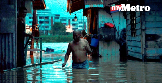 Fenomena air pasang besar yang melanda beberapa kampung serta jalan di Kuching, termasuk Kampung Bintawa. - Foto JEAKQLYN YACHO