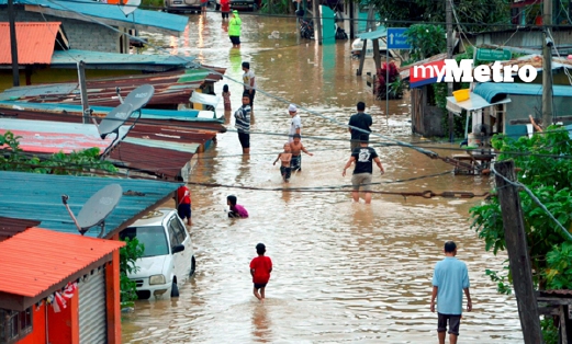 Keadaan Kampung Bintawa, Kuching, yang dilanda air pasang besar hari ini. - Foto JEAKQLYN YACHO