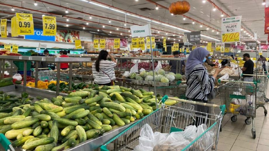 ORANG ramai membeli bekalan makanan dan keperluan asas di sebuah pasar raya di Kajang, hari ini. FOTO Nurul Hidayah Bahaudin. 