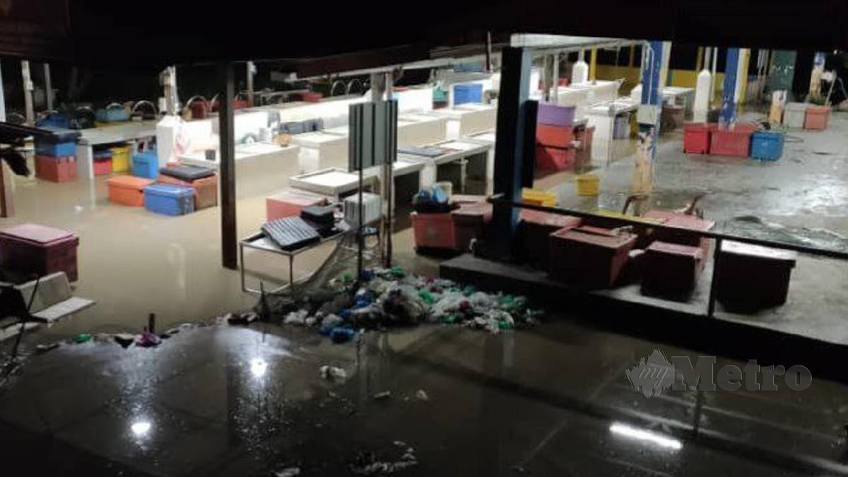 Kawasan pasar di Kuala Kedah mula dimasuki air akibat fenomena air pasang besar yang melanda tengah malam tadi. Foto Ihsan JBPM 
