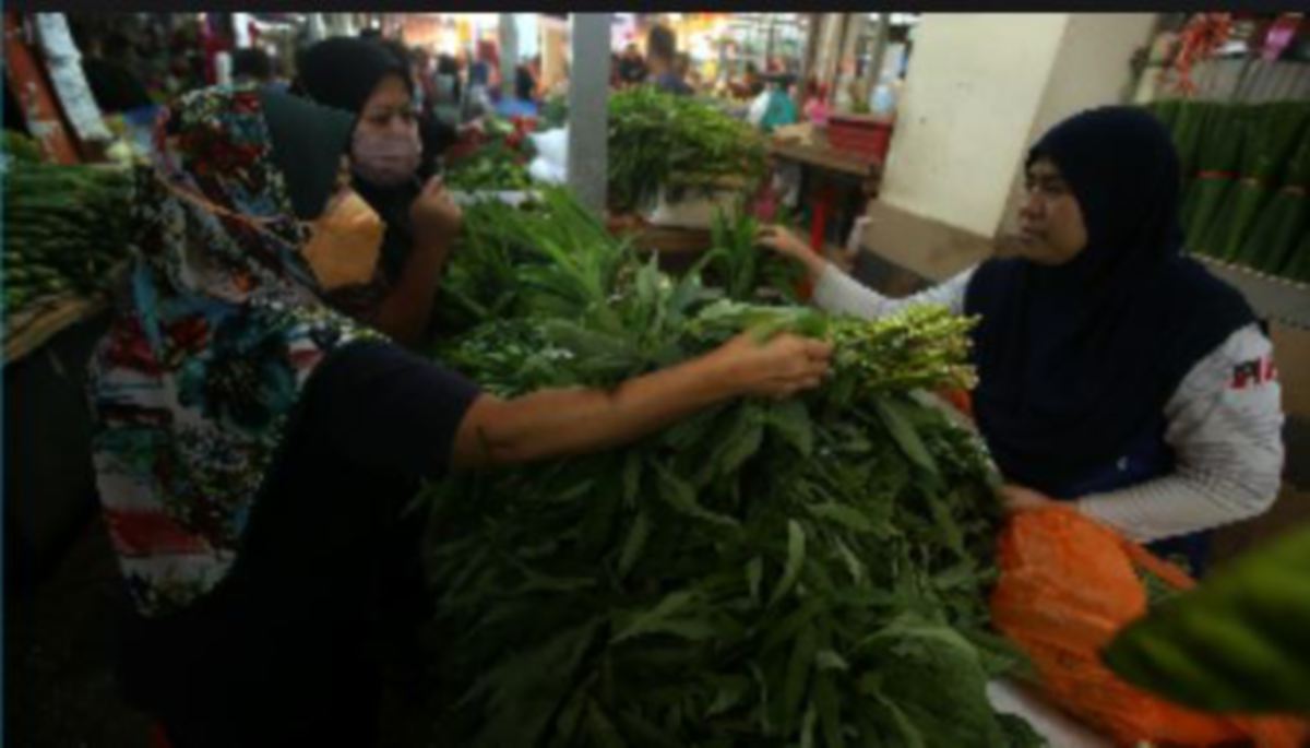 PENGGUNA memilih sayuran di Pasar Chow Kit. FOTO Arkib NSTP.