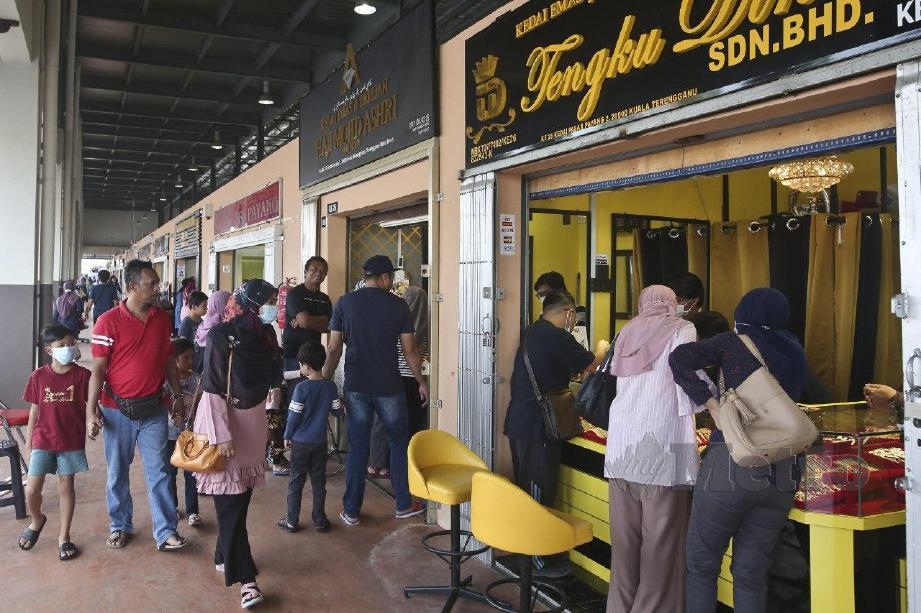 ORANG ramai tidak melepaskan peluang mengunjungi kedai emas di Pasar Besar Kedai Payang. FOTO GHAZALI KORI