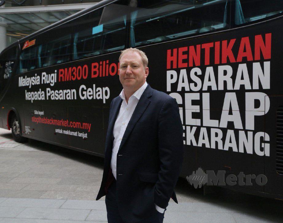 JONATHAN Reed melancarkan bas berslogan Hentikan Pasaran Gelap. FOTO ihsan BAT Malaysia