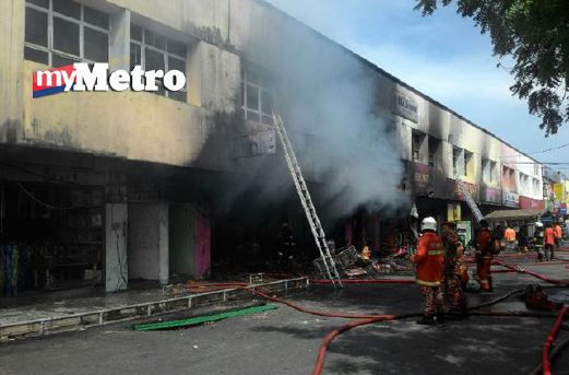 Pasar raya dan pusat snuker yang terbakar pagi tadi. FOTO ihsan pembaca
