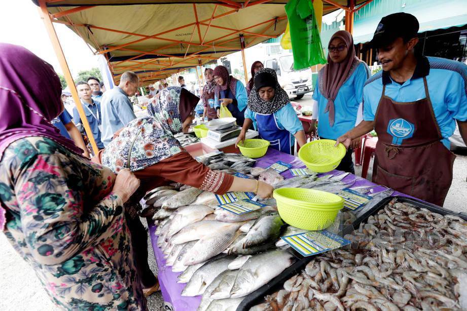 PELBAGAI produk seperti ikan, ayam, daging, sayur-sayuran serta pelbagai produk asas tani akan dijual pada harga murah di Bazar Peduli Rakyat. FOTO Khairunisah Lokman