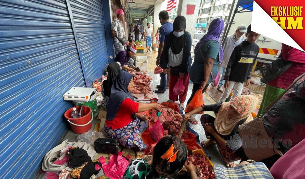 KEHADIRAN penjaja warga asing masih menjalankan perniagaan di kaki lima bangunan sekitar Pasar Borong Kuala Lumpur menjejaskan peniaga tempatan. FOTO Rohanis Shukri