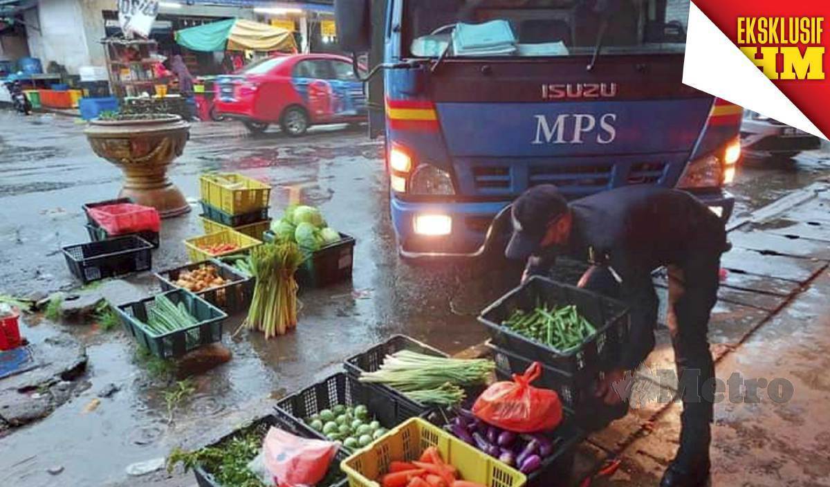 ANGGOTA penguat kuasa MPS bertindak merampas barang jualan milik penjaja haram warga asing yang bergiat aktif di Pasar Harian Selayang.