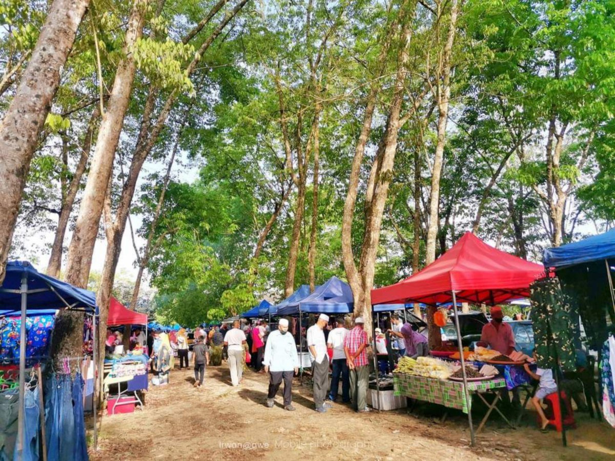 KEMERIAHAN Pasar Pendekar dalam kebun getah.