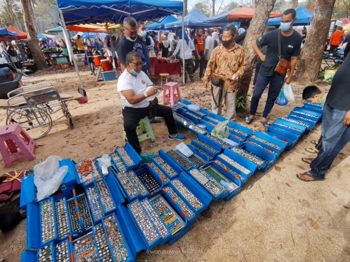 KEUNIKAN pasar yang penuh aura tradisional.