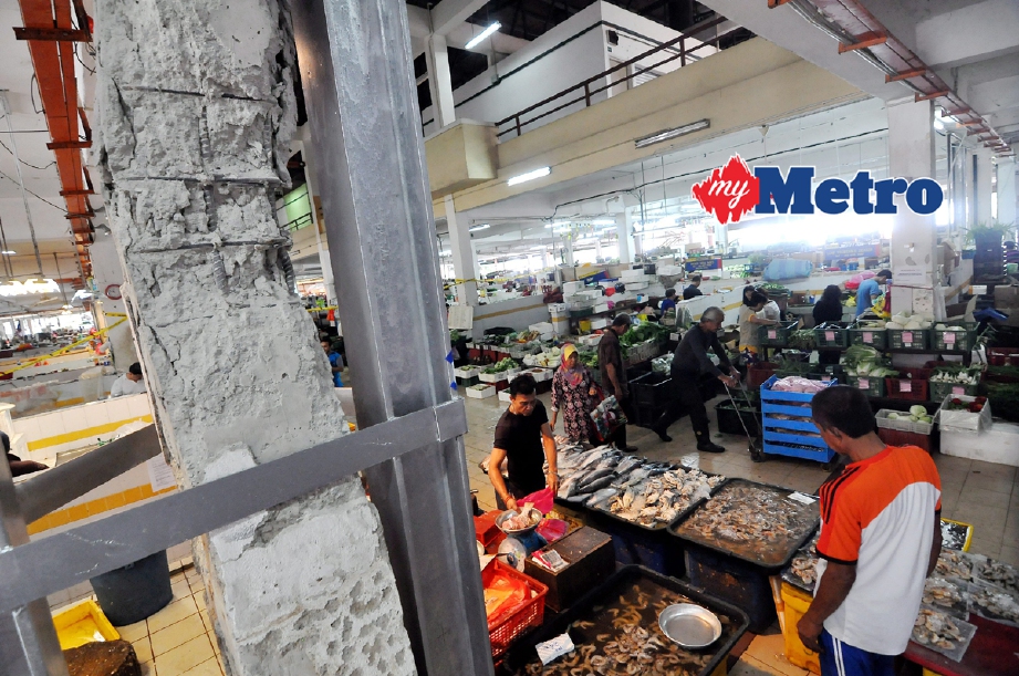 Keadaan tiang konkrit yang rosak di Pasar Besar Melaka Sentral, Peringgit, dan disahkan tidak selamat oleh IKRAM. - Foto Fail