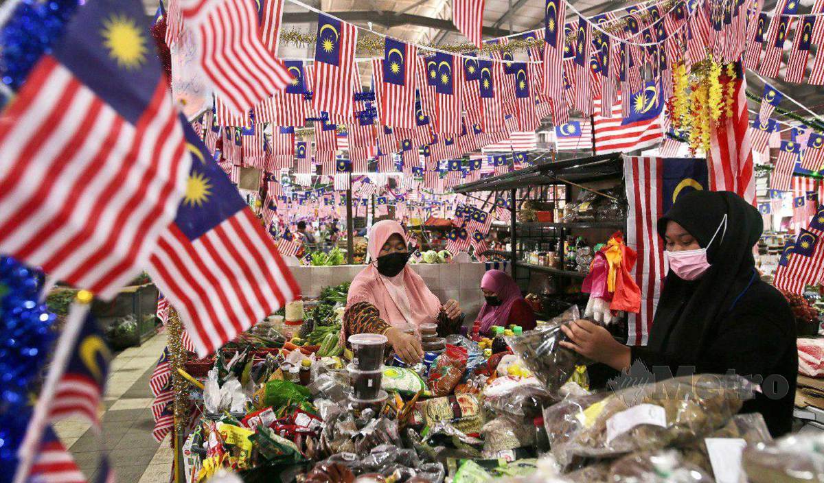 10,000 Jalur Gemilang yang dipasang di setiap ruang dan gerai di Pasar Chabang Tiga sebagai tanda kecintaan dan menyemai semangat patriotime terhadap negara. FOTO Ghazali Kori