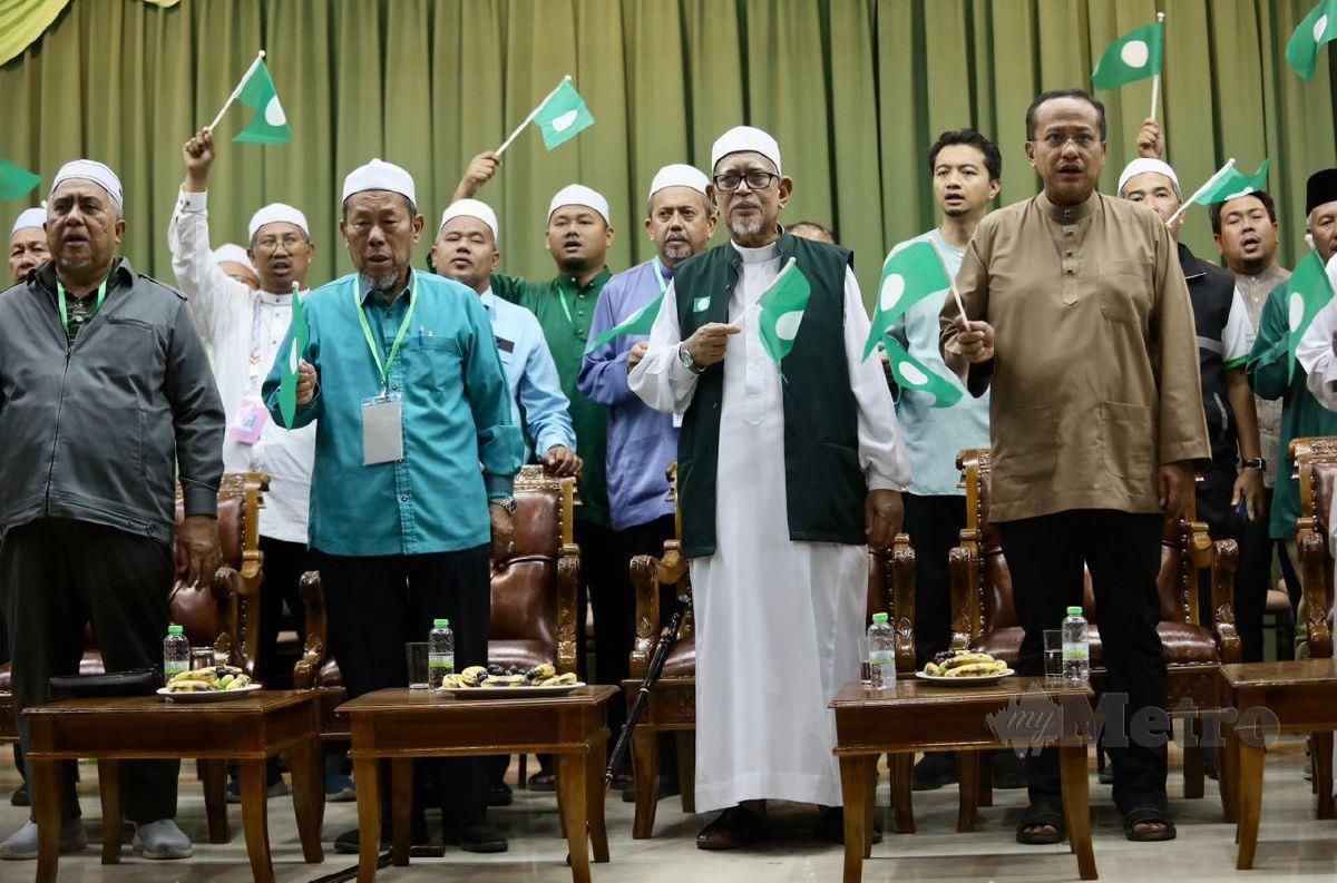 PRESIDEN PAS, Tan Sri Abdul Hadi Awang (dua kanan) mengibarkan bendera kemenangan selepas PN Terengganu menang di semua 32 kerusi DUN termasuk satu kerusi Parlimen yang dipertandingkan dalam Pilihan Raya Negeri (PRN) dan (PRK) kali ini. FOTO Ghazali Kori