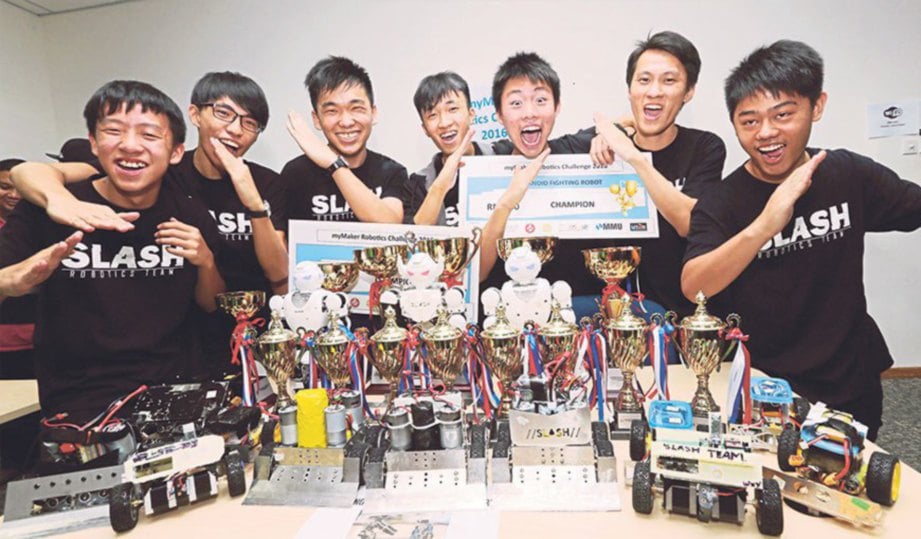 PASUKAN SLASH bersama hadiah kemenangan selepas dinobatkan sebagai juara keseluruhan Cabaran Robotik myMaker 2016 di Ibu Pejabat MCMC, Cyberjaya.